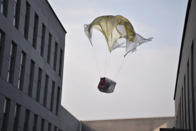 高空人不惧 智巧护蛋全——信工系第四届“鸡蛋格勒保卫战”高空护蛋大赛