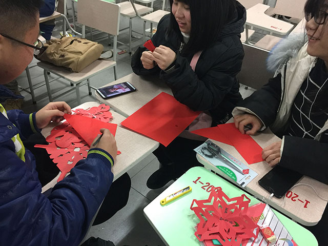 【完满班级】承中国传统 扬青春创意——艺术传媒学院视觉1801班举办“扬剪纸文化”完满班级活动
