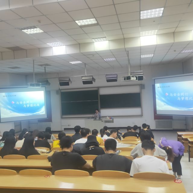 【辅导员说完满】不负韶华 以梦为马——经济与管理学院开展“征途漫漫，续写青春”主题年级会