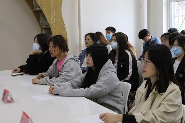 听前辈光荣革命事迹 做新时代优秀青年——经济与管理学院开展“访党员前辈 树人生榜样”分享交流会