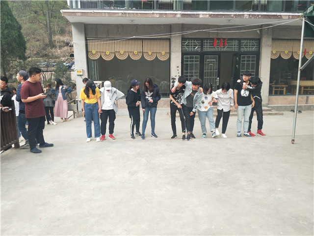 【完满班级】凝聚班级力量 团结一致共进——动画1701班举办“两人三足”完满班级活动