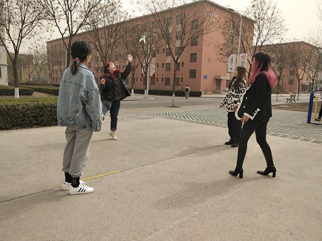 【完满班级】加强体育运动 响应党的信念——艺术传媒学院动画1801班举办毽球比赛活动