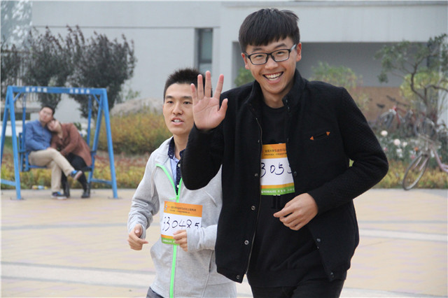 我院举办2015康宝莱·全国大学生迷你马拉松公益挑战第一期“涂鸦跑”