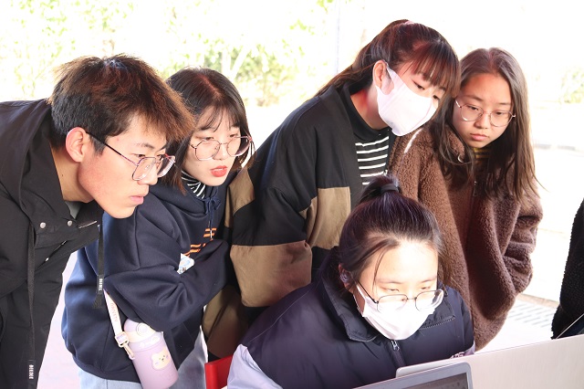 今天我们来玩儿把角色互换——经济与管理学院&商务英语学院开展“‘记’录盛世繁华景 聚焦璀璨幕后‘者’”记者节主题系列活动