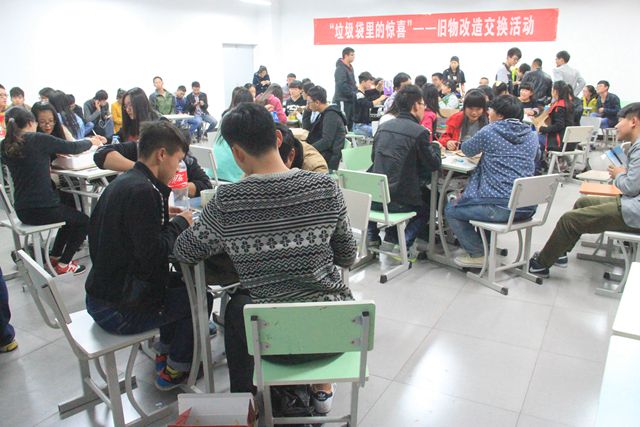 远景学院举办“垃圾袋中的惊喜”旧物改造活动