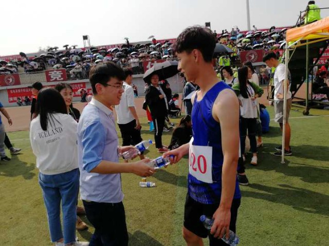 信工系党员先锋队积极参与运动会各项工作