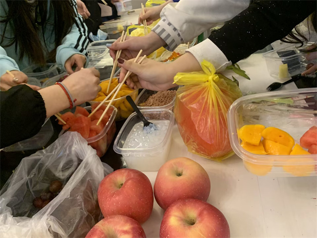 【完满团支部】三月春风暖人心 雷锋精神永传承——商务英语学院商务英语2102班完满团支部活动