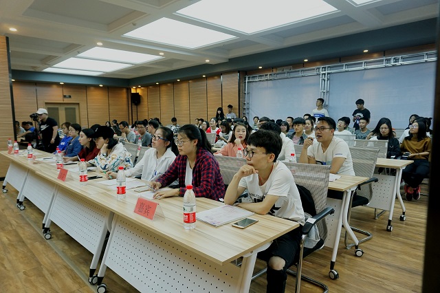 环保SHOW TIME 时尚前沿的潮流人物——食品与环境学院举办第六届“道在日新”环保创意服装秀