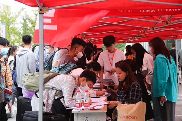 【迎新纪实】以“心”迎新 学生志愿者助力我校2021年迎新工作