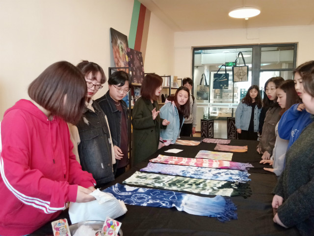 【1+1>2】体验扎染传统艺术 品味非遗之美
