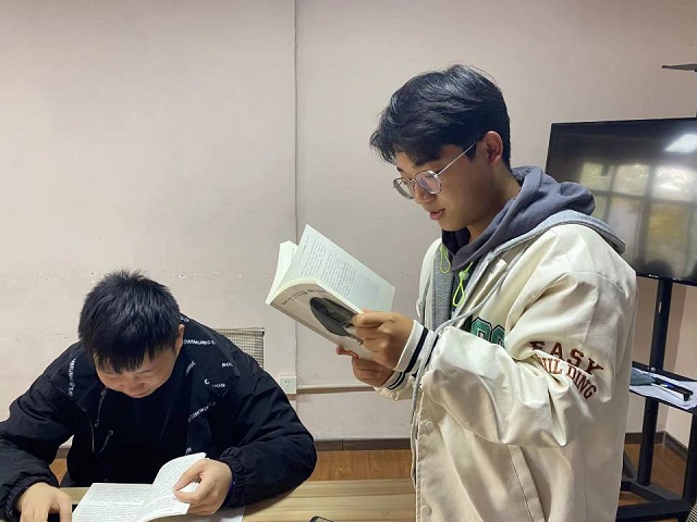 【完满班级】读大咖传记 品百味人生——食品与环境学院生技2001班完满班级活动