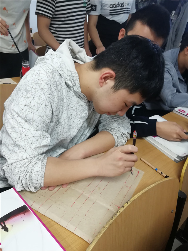 【完满班级】阐释书法精神 传承文化精髓——智能工程学院机电1601班举办“毛笔字大赛”完满班级活动