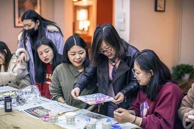 【完满班级】春风十里 邂逅芳华——艺术传媒学院环设1606班举办“流体画艺术体验”完满班级活动