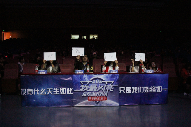 【达人秀】热爱翱翔就永远不会坠落——第五届“我最闪亮”信院达人秀踢馆赛