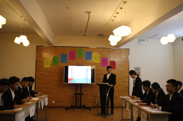 运筹帷幄之中 决胜赛场之上——智能工程学院“舌战群儒”剑指苍穹辩论赛