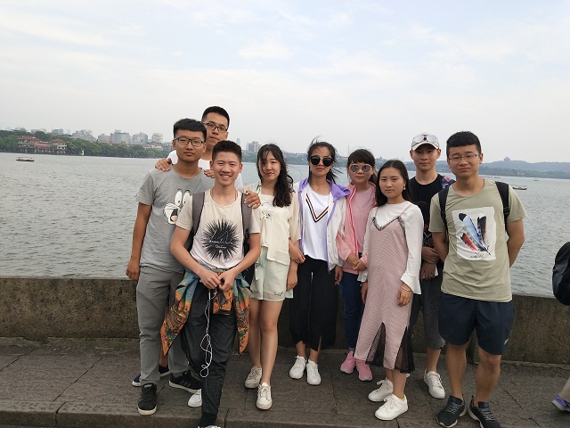 【完满班级】接天莲叶无穷碧 映日荷花别样红——艺术传媒学院环设1601、1605班举办创意照拍摄活动