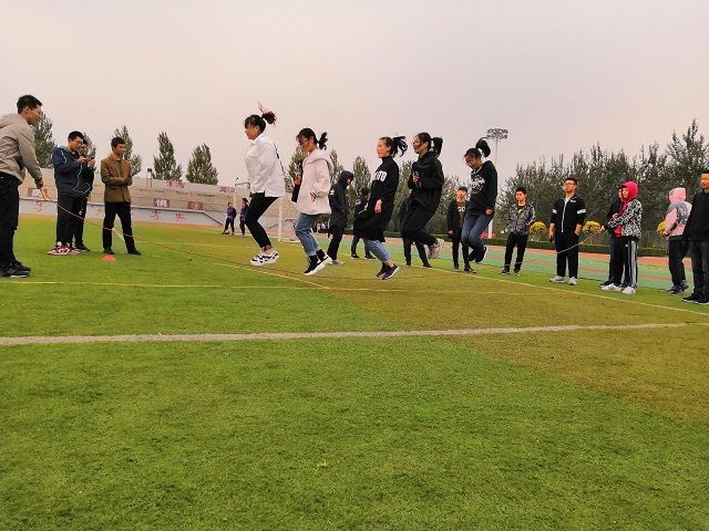 【完满班级】跳跃的步伐 彰显青春活力——信息工程学院网工1802班举办“团结一心,共创青春”青春跳大绳活动