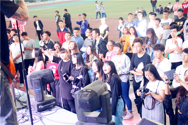 【音乐节·无边】快速拨动琴弦的手指 地狱底层般的呐喊——“2017 无边”第五届校园摇滚音乐节