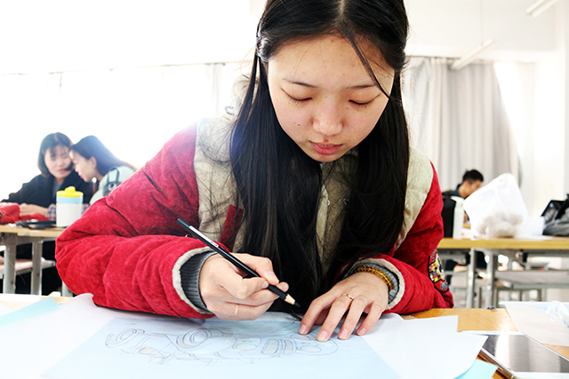 【完满班级】以梦为马 驿路风华——艺术传媒系2014级视觉、产品、服装专业举办流光“艺”彩手绘活动