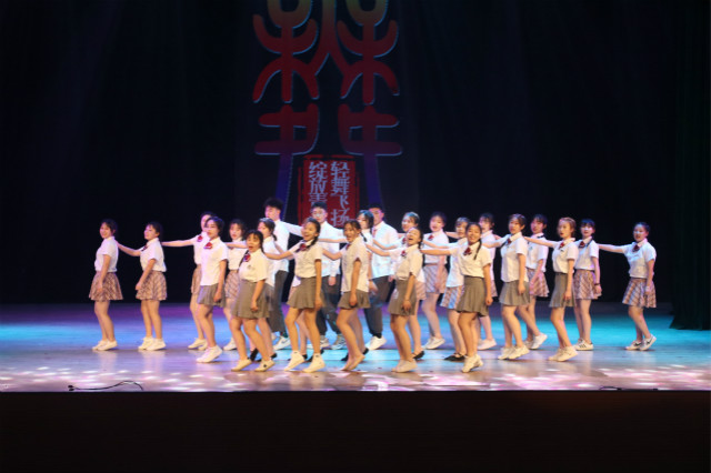 舞动青春芳华 绽放青年朝气——外语系参加第八届“轻舞飞扬 绽放青春”校园舞蹈大赛纪实