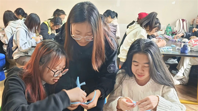 【完满团支部】巧手慧心 百转千回 扭出指尖浪漫——淬炼·国际商学院资产2201班完满团支部活动