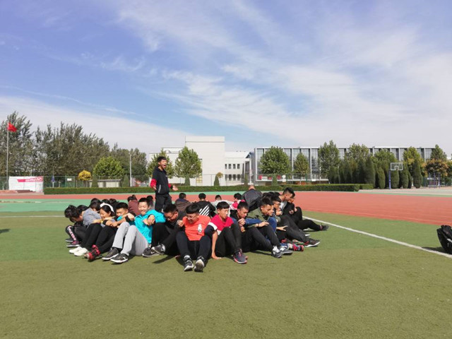 【完满班级】同学 你坐下能站起来吗——数据1801班开展“坐地起身”班级活动