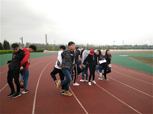 【完满班级】你侬我侬 互贴互粘――经济管理系经管1603班“泡泡糖”贴人游戏