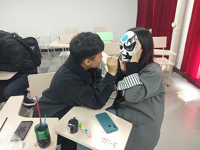 【完满班级】传承文化精髓  发扬脸谱魅力——艺术传媒学院视觉1801班举行完满活动