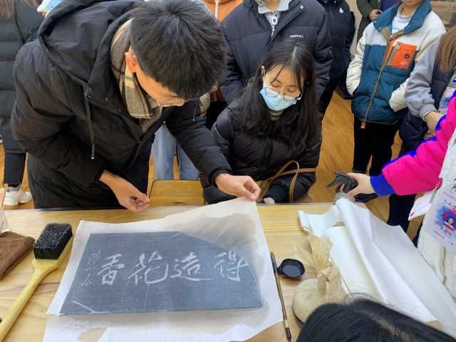青春有担当 志愿正当时——艺术传媒学院“艺家人”青年志愿者协会