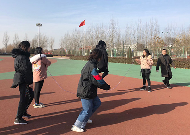 【完满班级】广阔的绿茵场上“绳”采飞扬——艺术传媒学院视觉(专升)1805班“热爱生活,跃动青春”冬季长绳趣味赛
