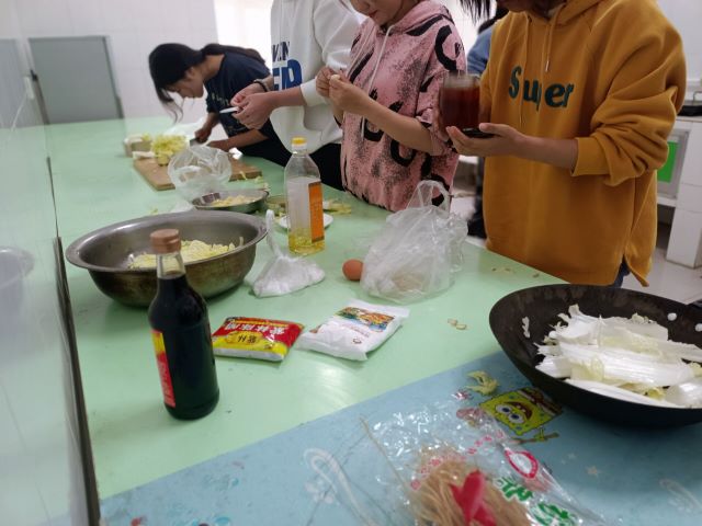 解读美味秘诀 分享妈妈味道——远景学院举办“她的味道”烹饪大赛右岸书院选拔赛