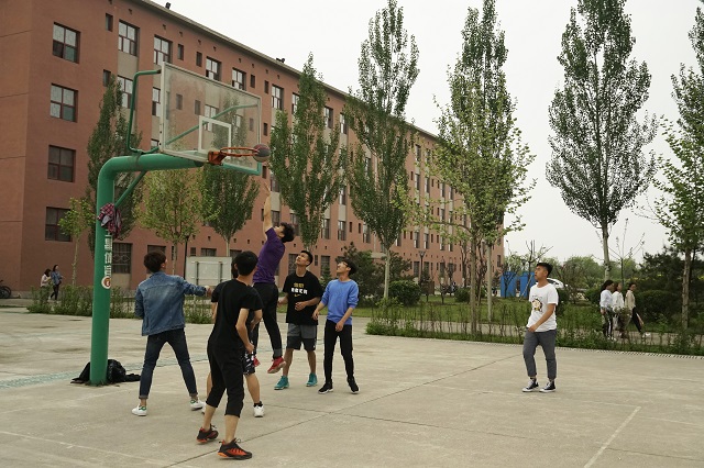 【完满班级】“凝聚班级力量 团结互助”班级篮球比赛——艺术传媒系环境设计1701、1705班举办竞技体育完满班级活动