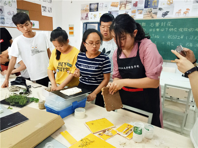 黑与白的结合 时光也为之驻足——智能工程学院成功举办第三届创意文化节之“膏塑于心 铭刻时光”活动