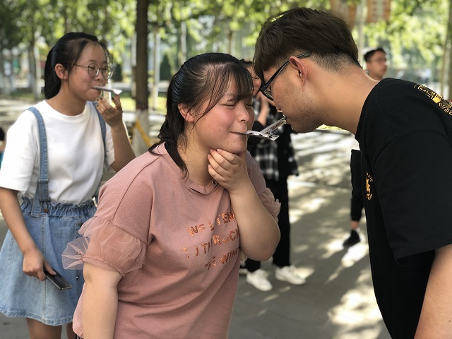 【完满班级】“精诚团结 面粉接力”之趣味接力——软件1802班完满班级活动