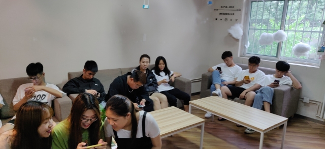 【完满班级】椿萱并茂 敬老尊贤——艺术传媒学院环设1701班学善行德完满班级活动