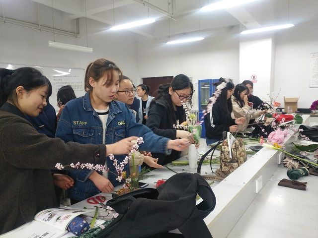 【社团快讯】当春天邂逅东方式插花——花艺协会“花艺思维小课堂”