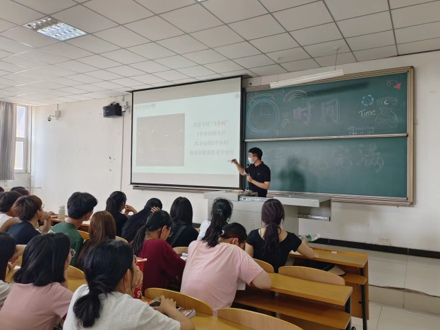 【辅导员说完满】只需专注“1小时”——经济与管理学院2022级辅导员说完满活动