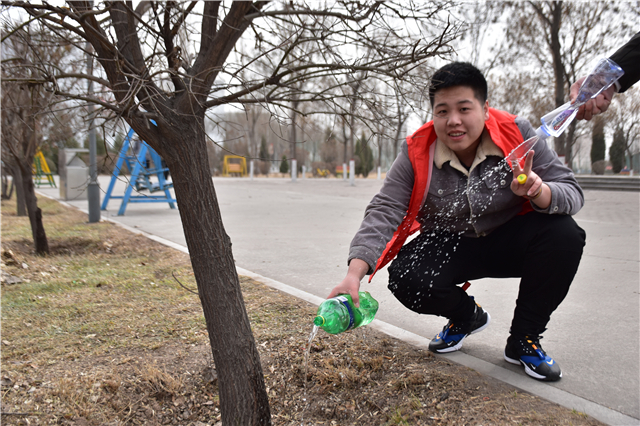 【完满班级】植树浇水 为爱益行——网工1802班“爱心公益”雷锋植树节之行