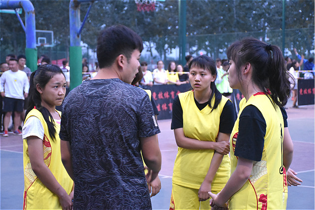 挑灯夜战沙场 篮板尽显英姿——第二届“CIBI”篮球联赛暨新生女子篮球挑战赛