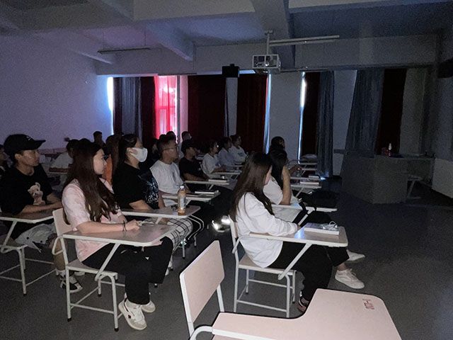 【完满班级】爱师乐学 德才兼备——环设2002班电影感悟