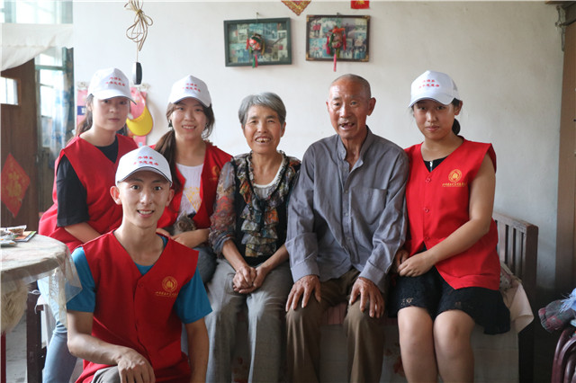 【三下乡】志愿者风采：让我们做一天您的孩子吧