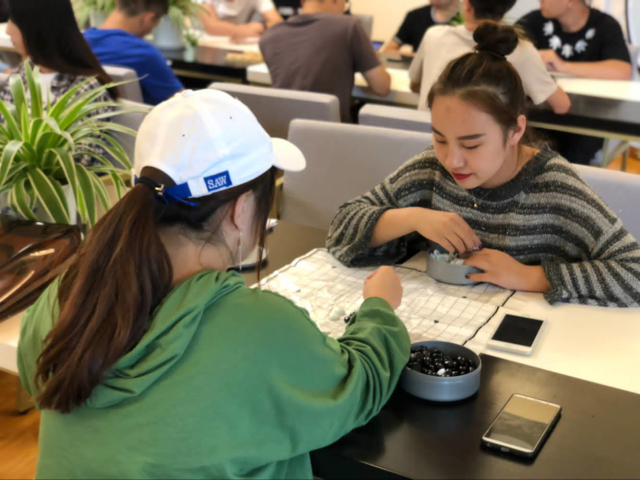 【完满班级】长日惟消一局棋——艺术传媒学院视觉1601、1602班举办步步为“赢”班级棋艺对抗赛