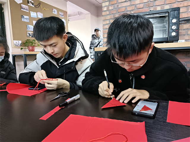 【完满班级】剪出深厚谊 情系中国结——淬炼·国际商学院会计2105班完满班级活动