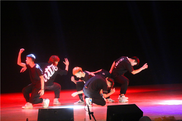 铮铮燃韶华 奕奕展青春——智能工程学院第五届“秀出自我”迎新晚会