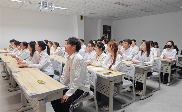 【青马工程】勇立雄鹰志 争为青年先——淬炼·国际商学院第十五期“青马工程”雏鹰班开班仪式
