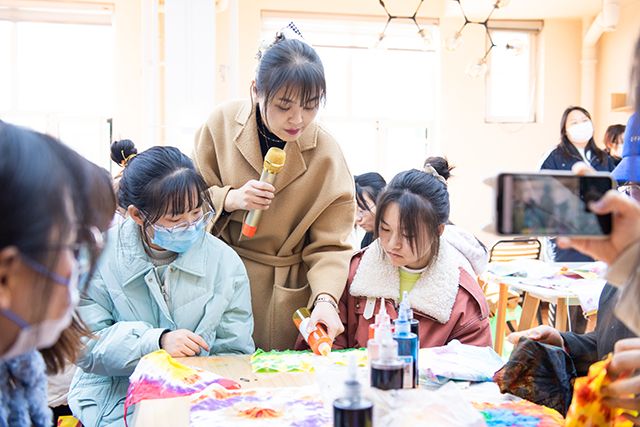 【1+1>2】墨下渲布帛 相遇非遗魂——艺韵扎染工艺制作