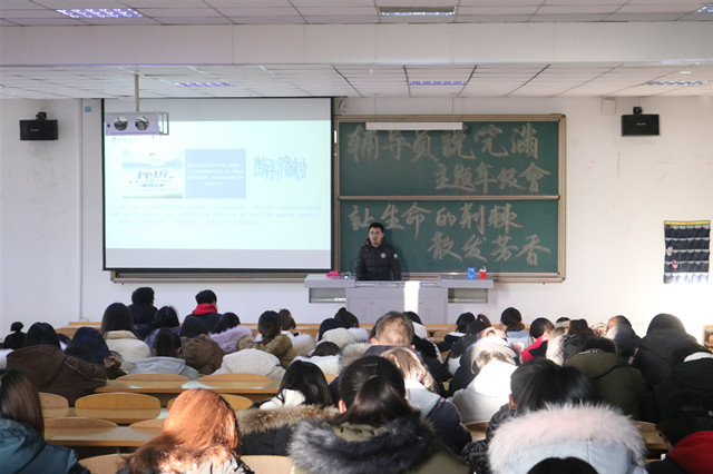 【辅导员说完满】人生如玫瑰 刺与花皆带芬芳