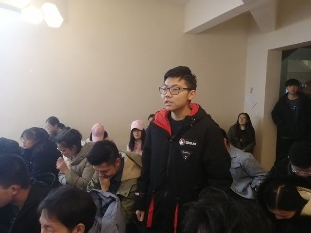 接过钢枪 砥砺前行——食品与环境学院“回望影史 经典重现”系列第四期《举起手来》