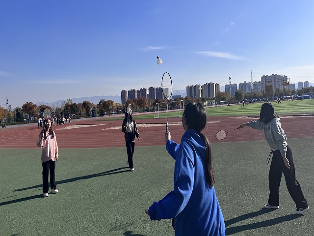 【完满团支部】脚踏飞燕 “羽”爱同行——远景学院2201班10月完满团支部活动
