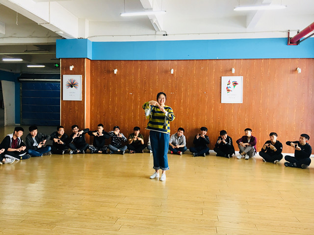 【完满班级】讴歌新时代——视觉1603、1604班举办“中国很赞”手指舞挑战赛